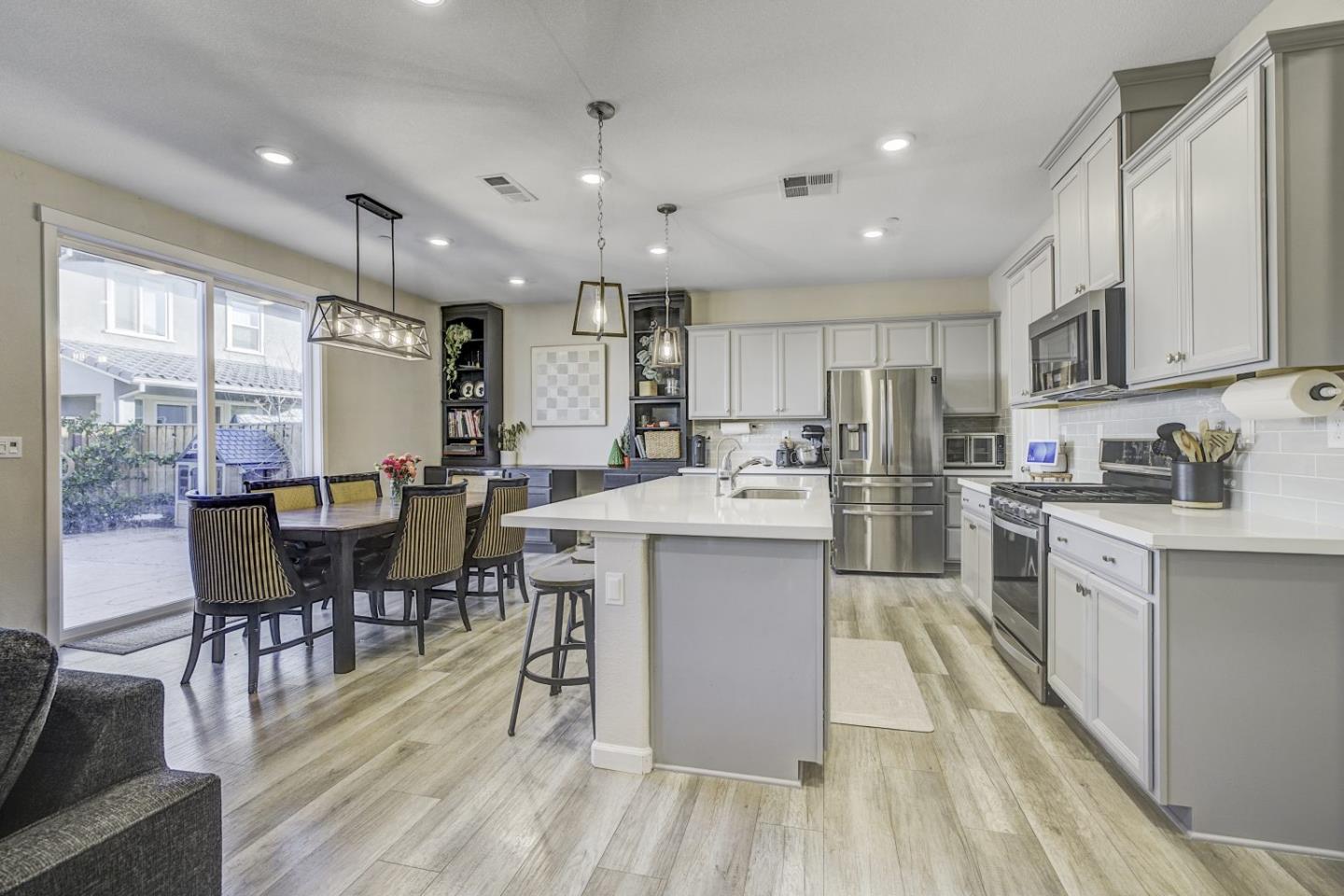 Detail Gallery Image 8 of 43 For 5341 Knights Valley Ln, Antioch,  CA 94531 - 5 Beds | 3 Baths