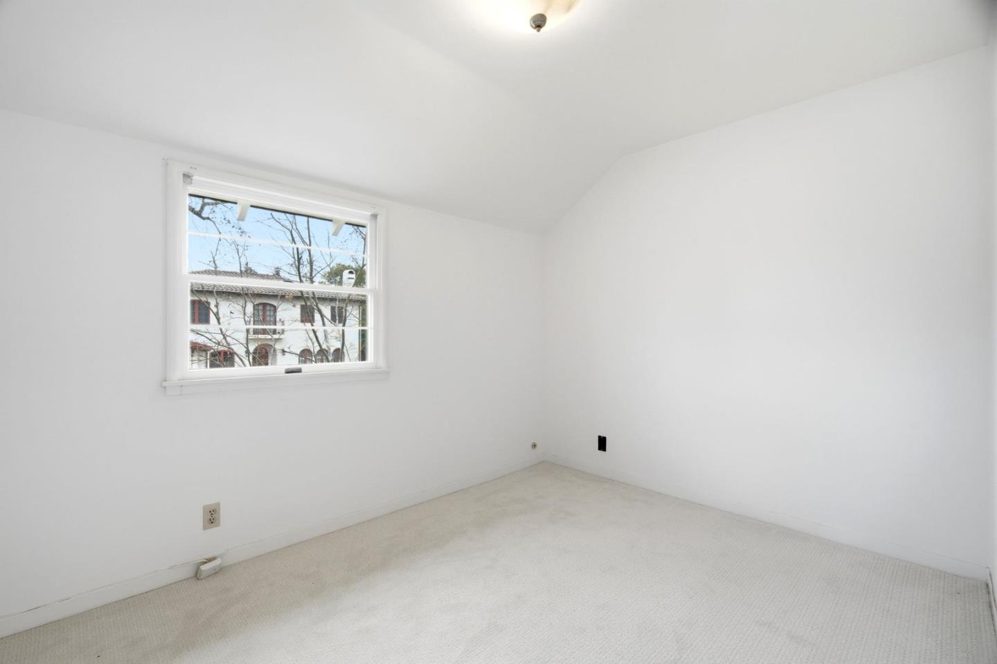 Detail Gallery Image 24 of 30 For 755 Northampton Dr, Palo Alto,  CA 94303 - 5 Beds | 3 Baths