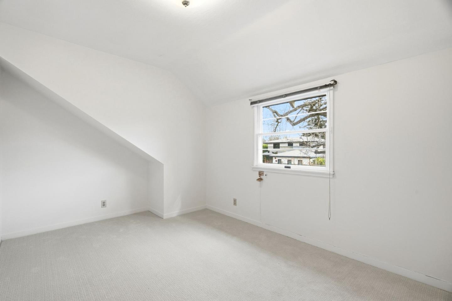 Detail Gallery Image 25 of 30 For 755 Northampton Dr, Palo Alto,  CA 94303 - 5 Beds | 3 Baths