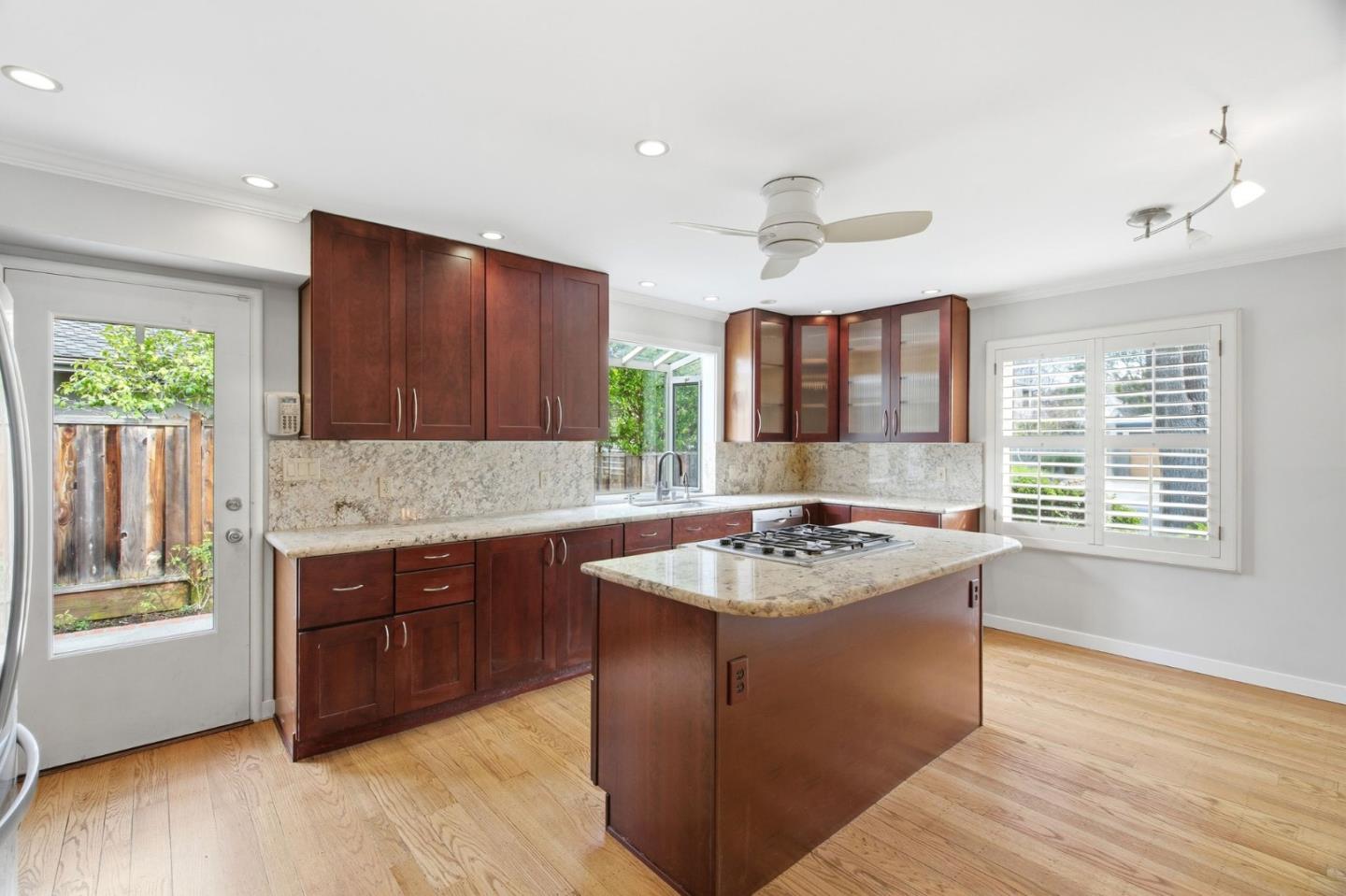 Detail Gallery Image 8 of 30 For 755 Northampton Dr, Palo Alto,  CA 94303 - 5 Beds | 3 Baths