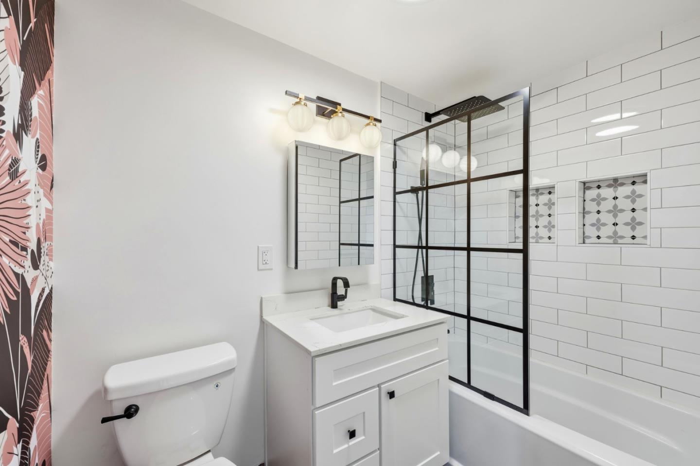 Detail Gallery Image 4 of 32 For 1501 37th Ave #B6,  Oakland,  CA 94601 - 1 Beds | 2 Baths