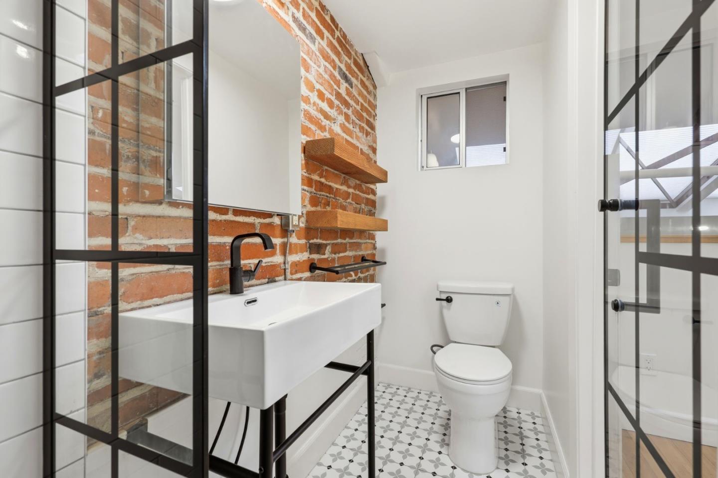 Detail Gallery Image 8 of 32 For 1501 37th Ave #B6,  Oakland,  CA 94601 - 1 Beds | 2 Baths