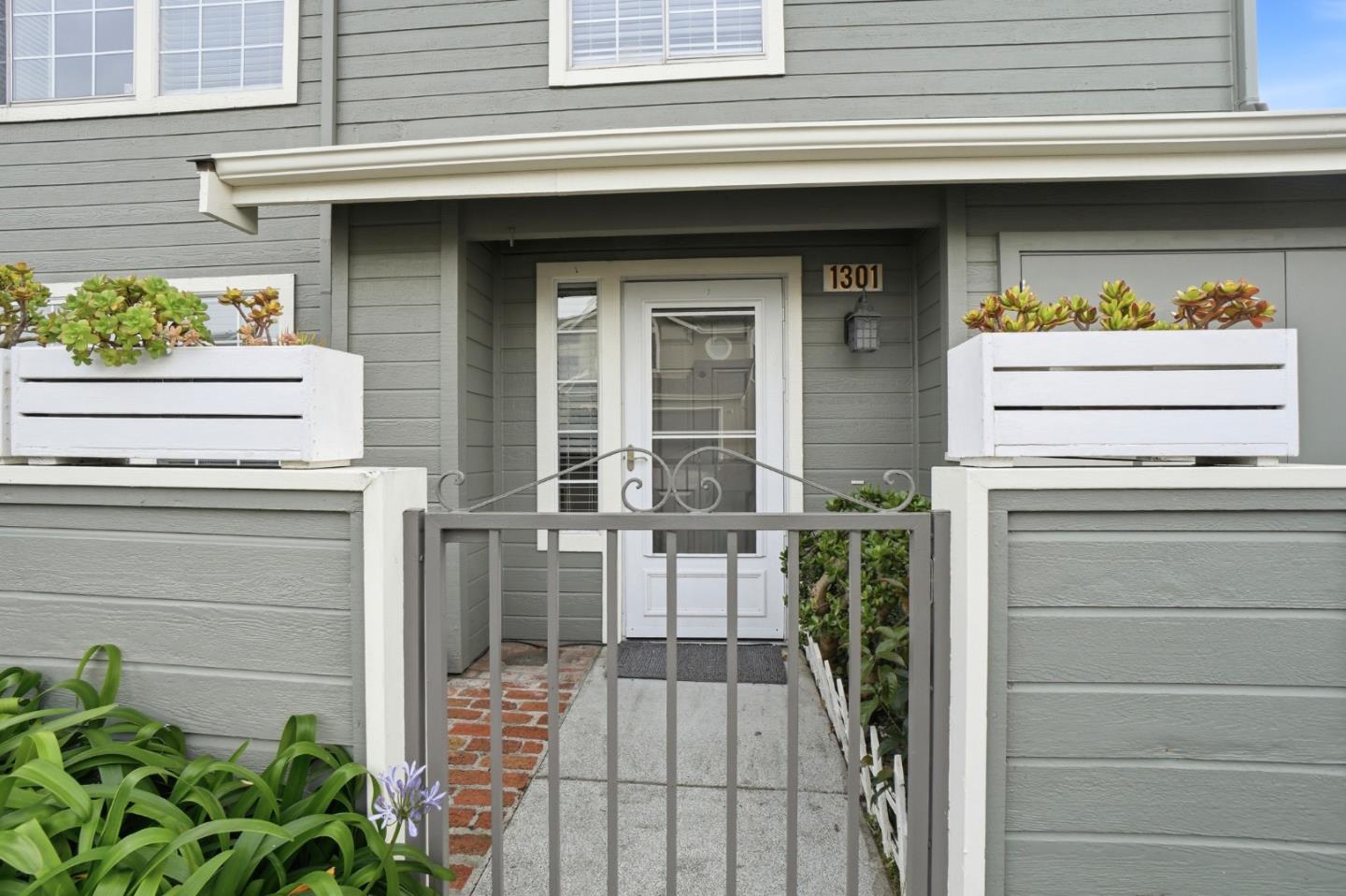 Detail Gallery Image 3 of 41 For 1301 Danberry Ln, Daly City,  CA 94014 - 2 Beds | 2 Baths