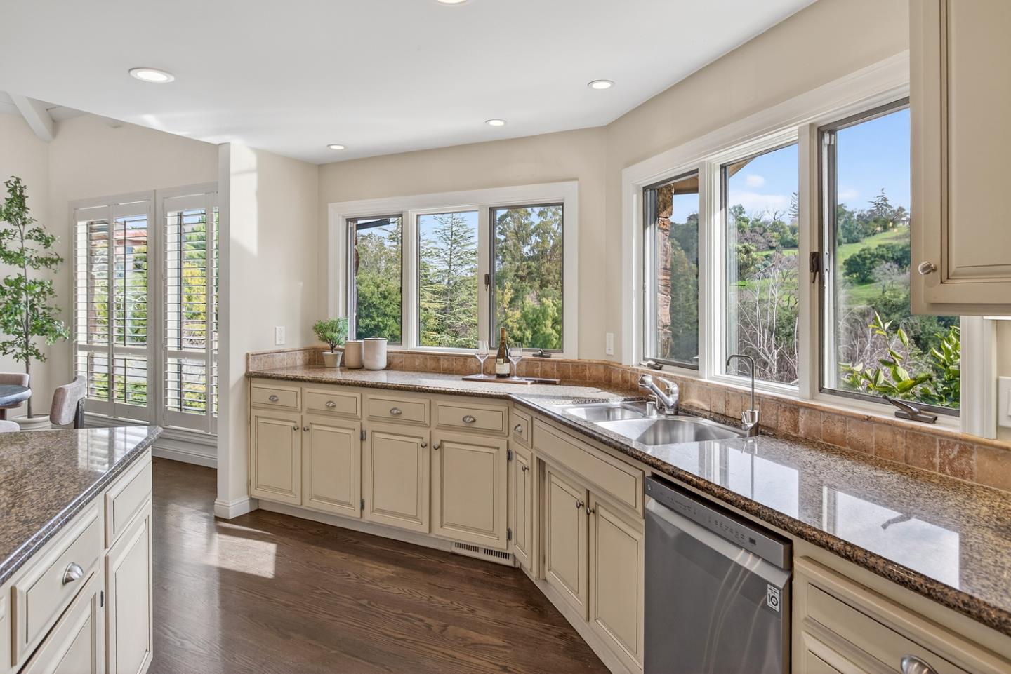 Detail Gallery Image 11 of 48 For 12911 Atherton Ct, Los Altos Hills,  CA 94022 - 5 Beds | 3/1 Baths
