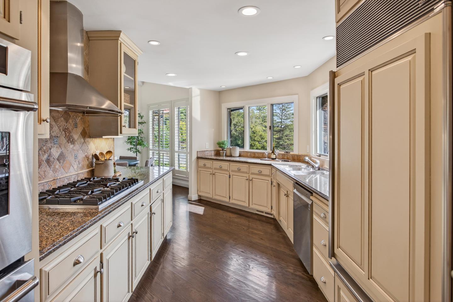 Detail Gallery Image 12 of 48 For 12911 Atherton Ct, Los Altos Hills,  CA 94022 - 5 Beds | 3/1 Baths