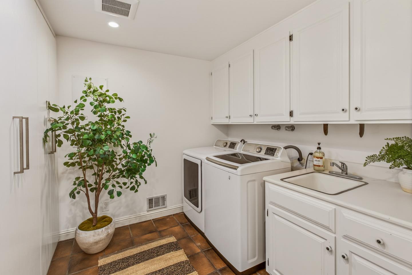 Detail Gallery Image 14 of 48 For 12911 Atherton Ct, Los Altos Hills,  CA 94022 - 5 Beds | 3/1 Baths