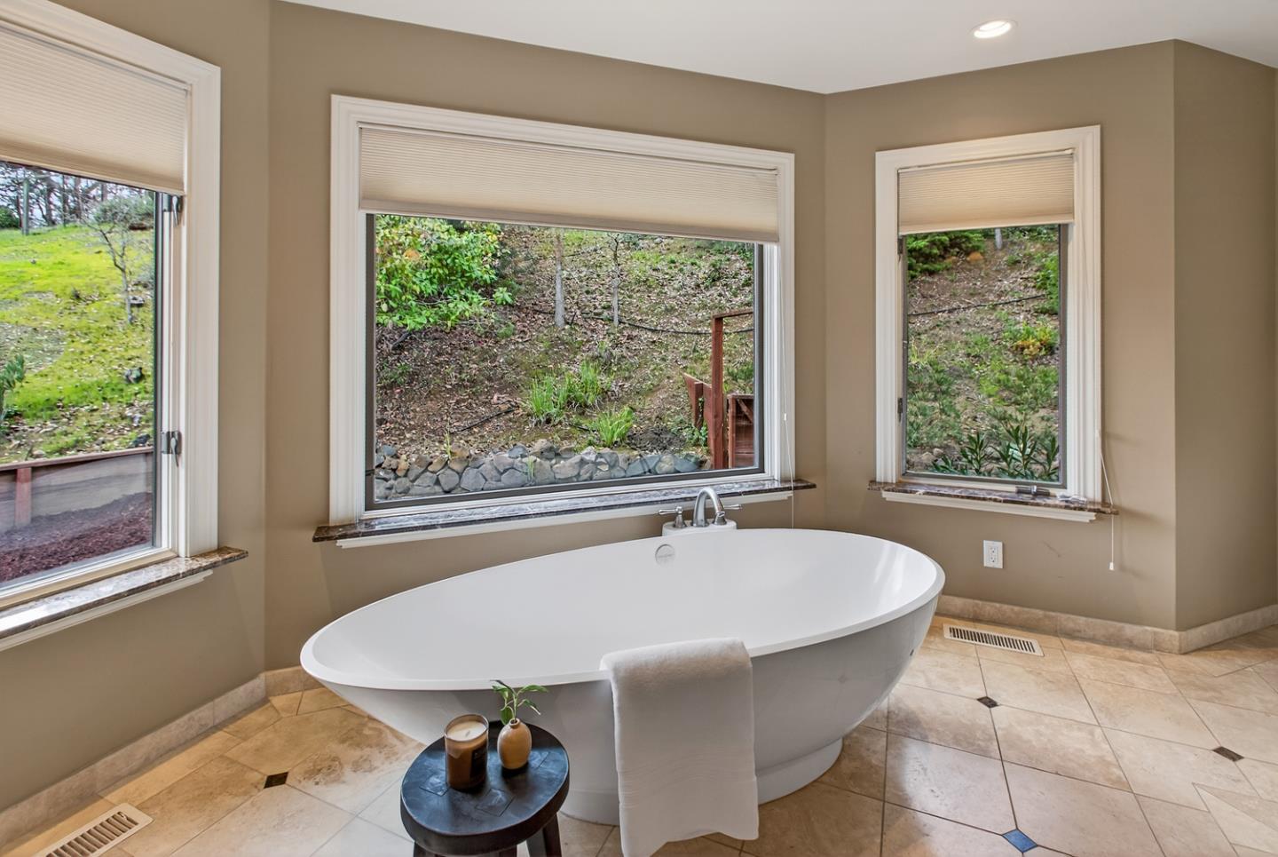 Detail Gallery Image 18 of 48 For 12911 Atherton Ct, Los Altos Hills,  CA 94022 - 5 Beds | 3/1 Baths