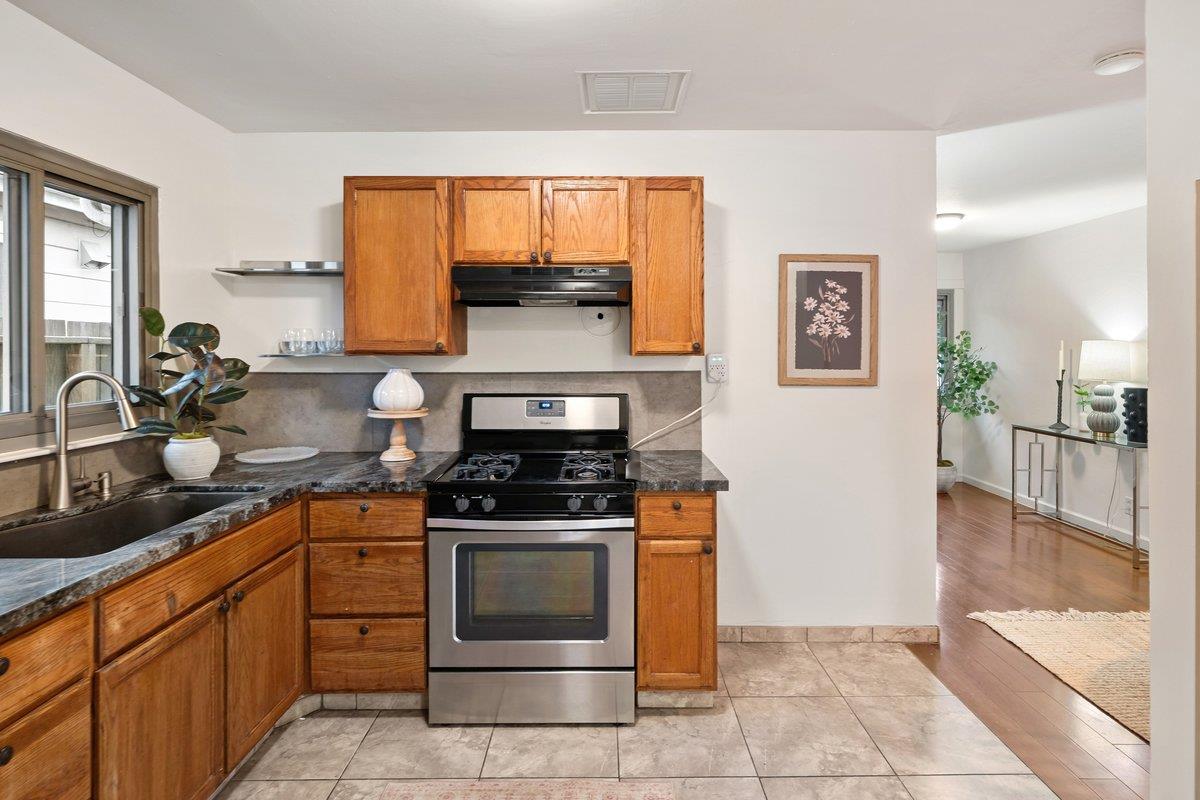 Detail Gallery Image 6 of 15 For 1058 Montgomery Ave, San Bruno,  CA 94066 - 2 Beds | 1 Baths