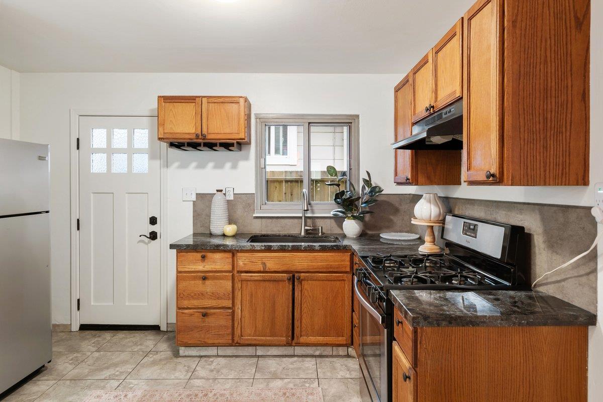 Detail Gallery Image 7 of 15 For 1058 Montgomery Ave, San Bruno,  CA 94066 - 2 Beds | 1 Baths