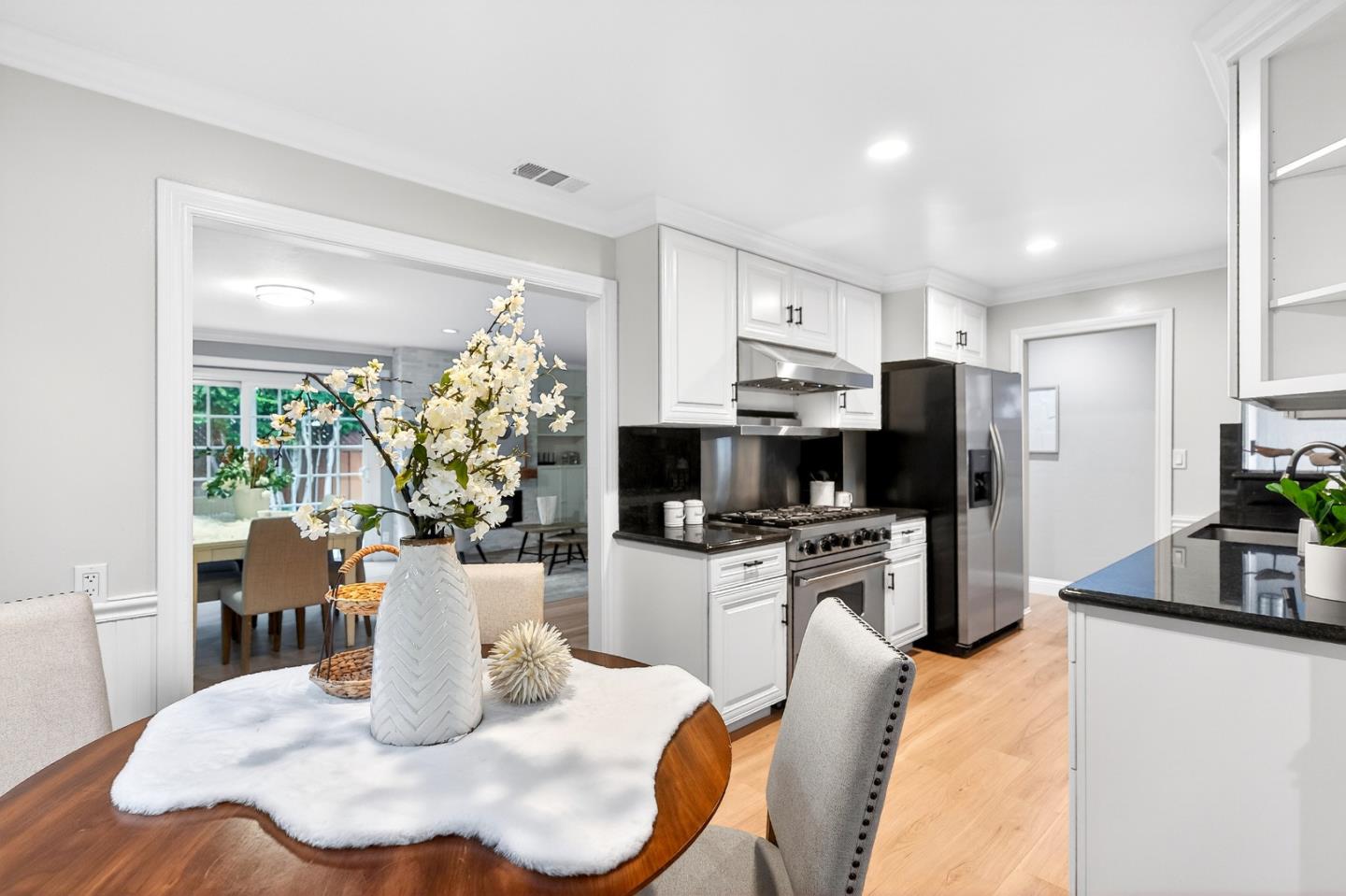 Detail Gallery Image 8 of 26 For 766 Cuesta Dr, Mountain View,  CA 94040 - 3 Beds | 2 Baths