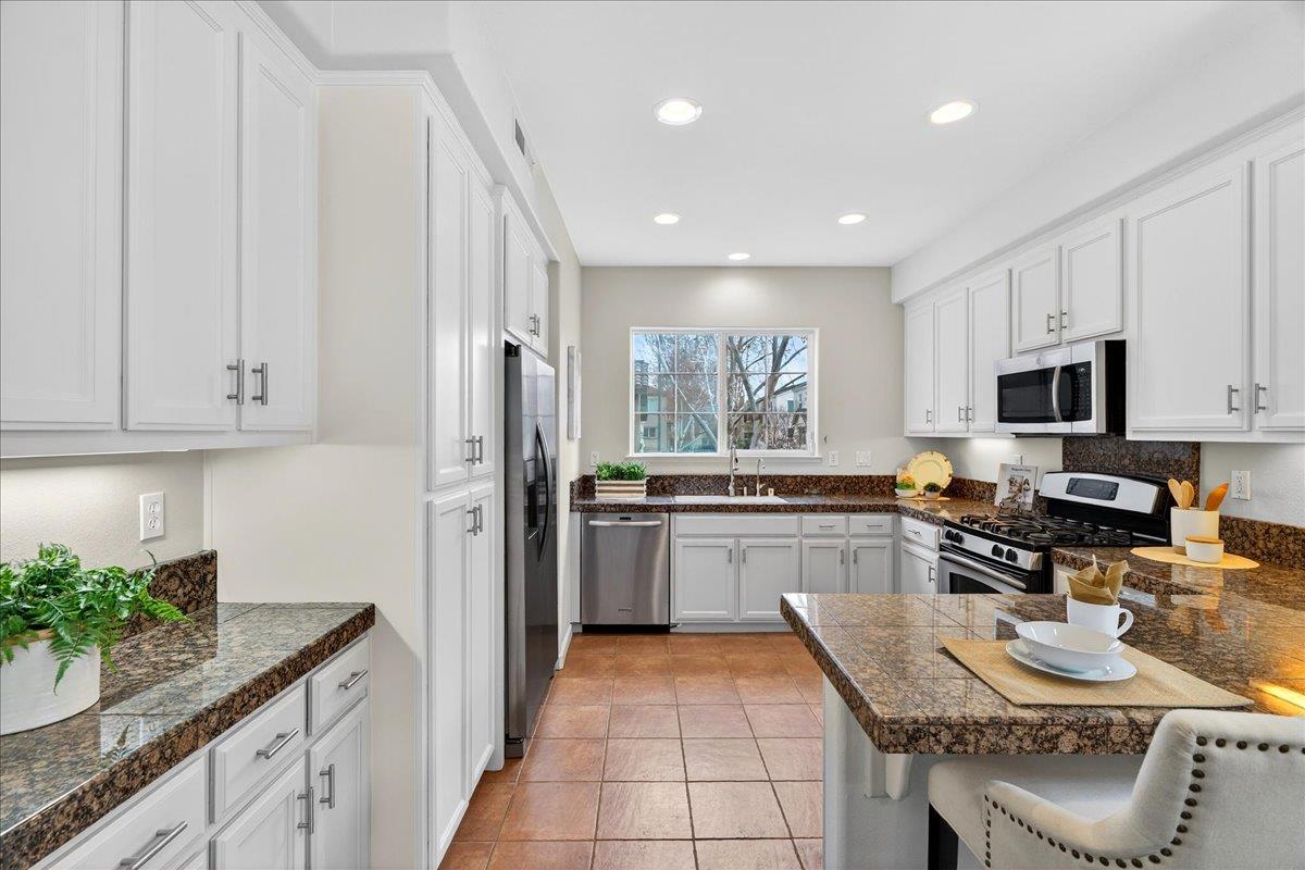 Detail Gallery Image 11 of 52 For 976 Foxworthy Ave, San Jose,  CA 95125 - 4 Beds | 3 Baths