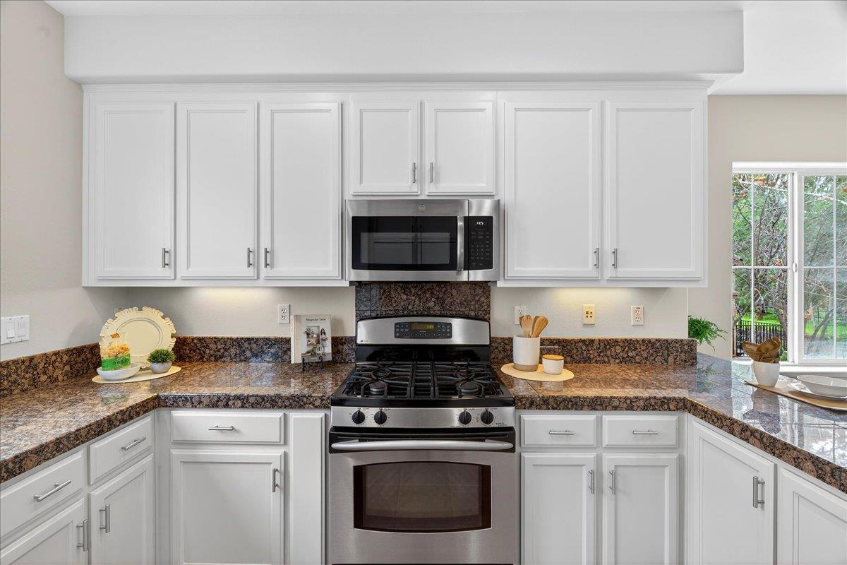 Detail Gallery Image 12 of 52 For 976 Foxworthy Ave, San Jose,  CA 95125 - 4 Beds | 3 Baths