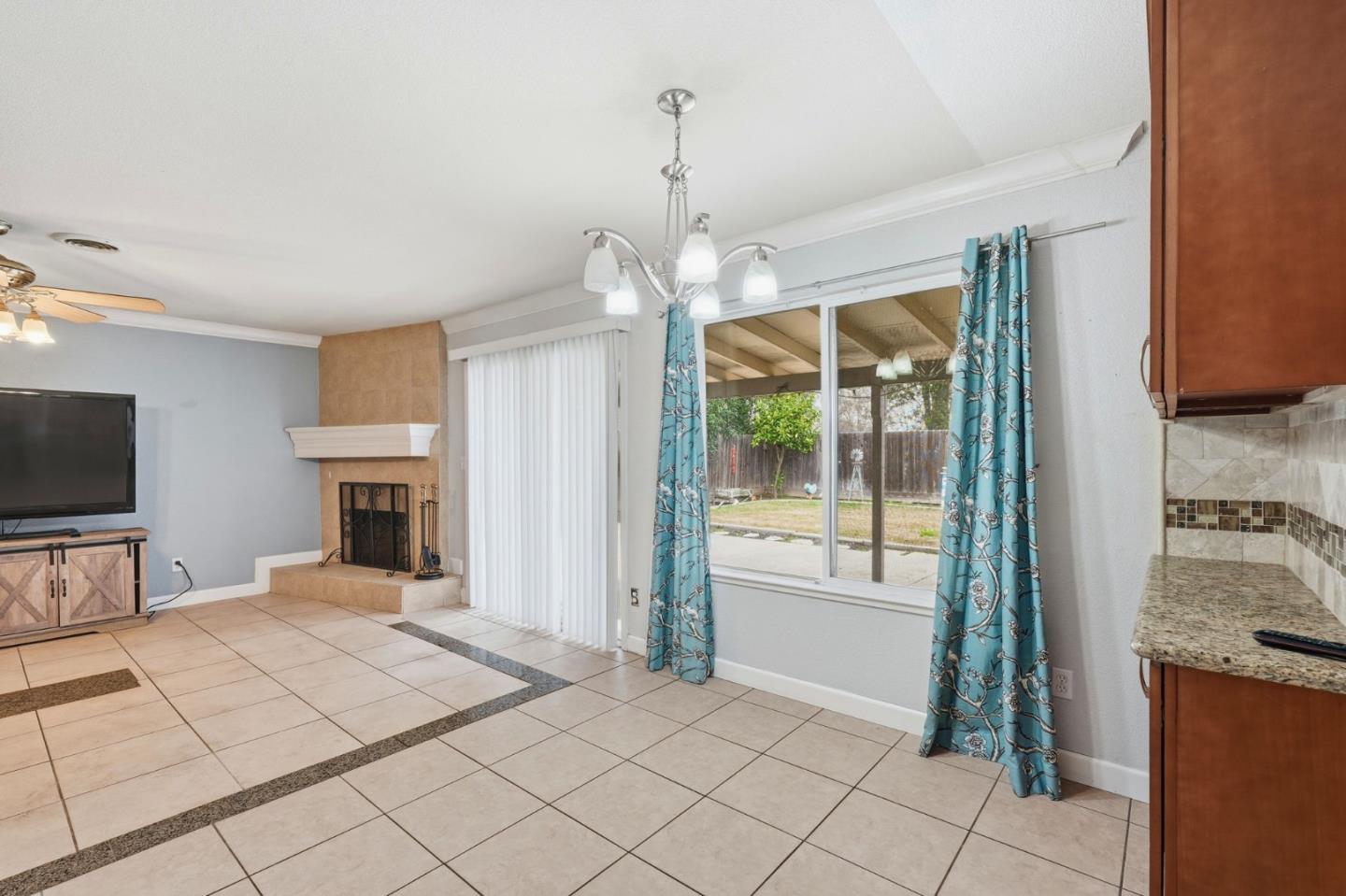 Detail Gallery Image 8 of 38 For 2425 Meadow Rue Dr, Modesto,  CA 95355 - 3 Beds | 2 Baths