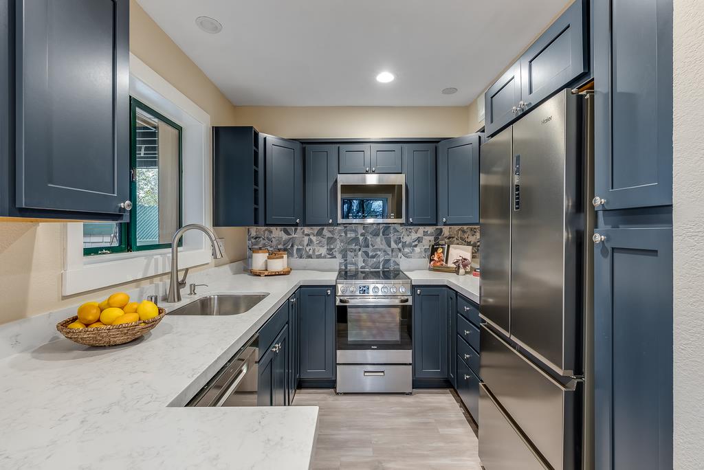 Detail Gallery Image 3 of 29 For 323 Broadway #A1,  Santa Cruz,  CA 95060 - 2 Beds | 2 Baths