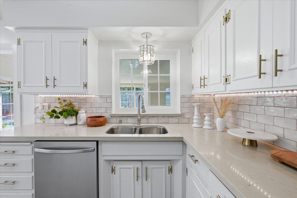 Detail Gallery Image 13 of 64 For 1570 Hillsdale Ave, San Jose,  CA 95118 - 5 Beds | 4/1 Baths