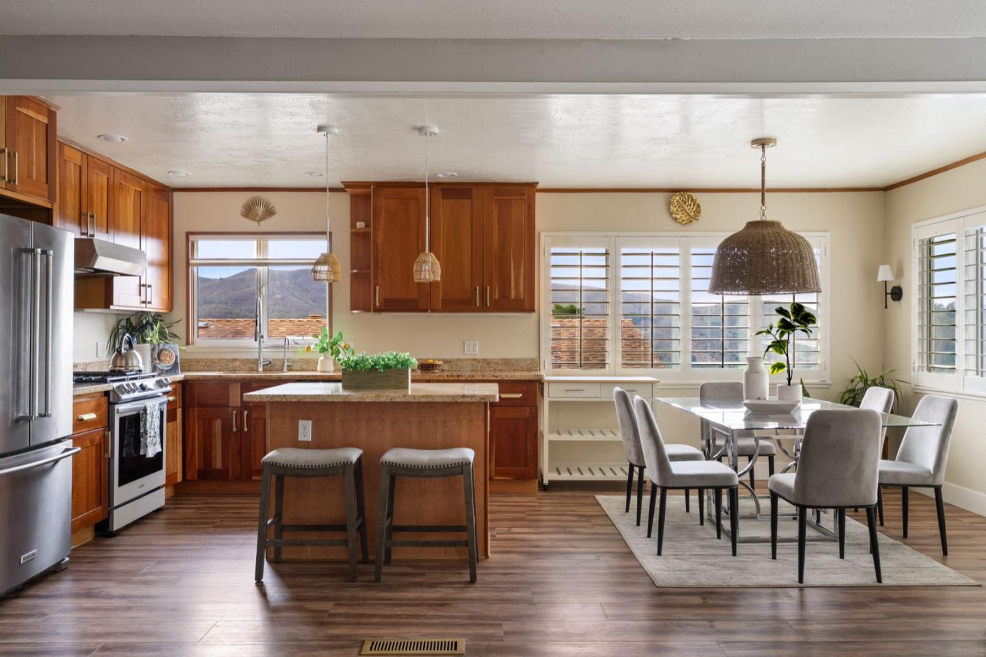 Detail Gallery Image 11 of 34 For 1114 Sheila Ln, Pacifica,  CA 94044 - 4 Beds | 2/1 Baths