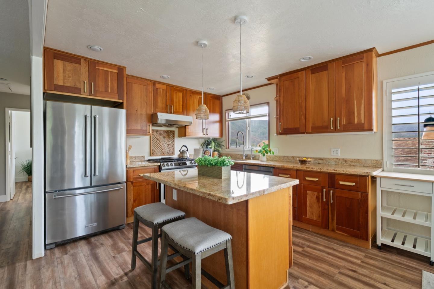 Detail Gallery Image 12 of 34 For 1114 Sheila Ln, Pacifica,  CA 94044 - 4 Beds | 2/1 Baths