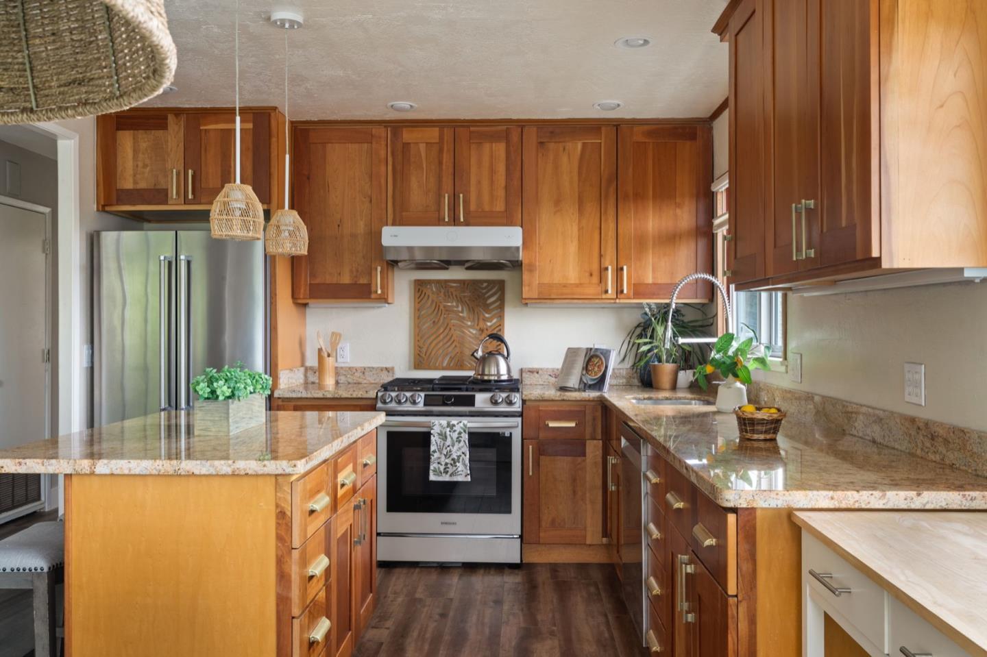 Detail Gallery Image 13 of 34 For 1114 Sheila Ln, Pacifica,  CA 94044 - 4 Beds | 2/1 Baths