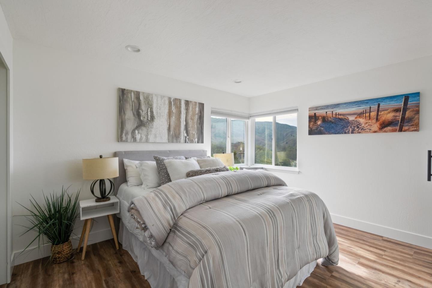 Detail Gallery Image 18 of 34 For 1114 Sheila Ln, Pacifica,  CA 94044 - 4 Beds | 2/1 Baths