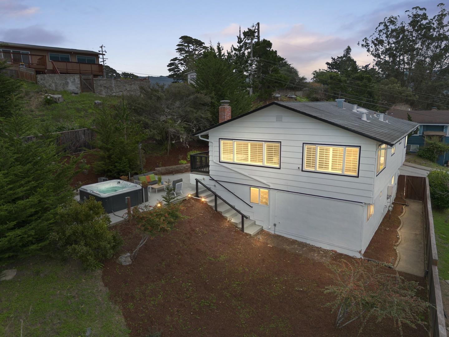 Detail Gallery Image 4 of 34 For 1114 Sheila Ln, Pacifica,  CA 94044 - 4 Beds | 2/1 Baths