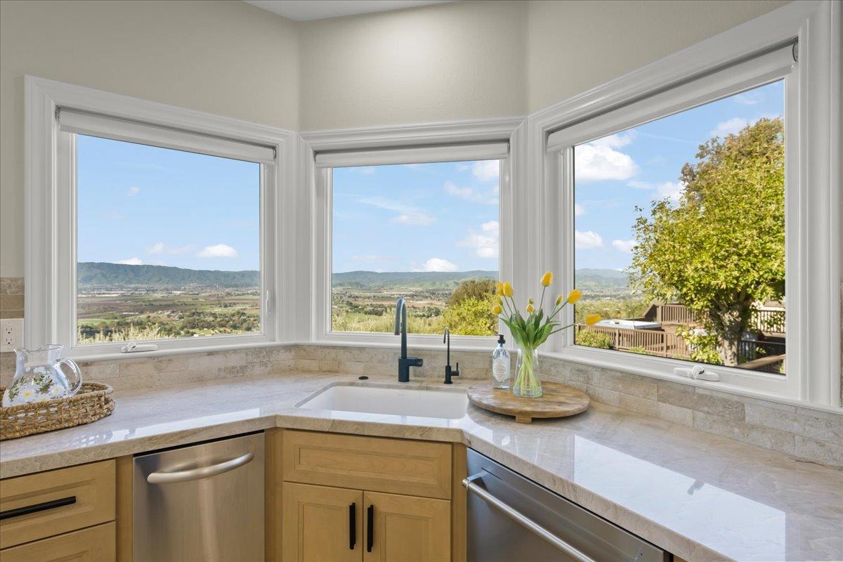 Detail Gallery Image 18 of 81 For 9539 via Del Cielo, Gilroy,  CA 95020 - 5 Beds | 4/1 Baths