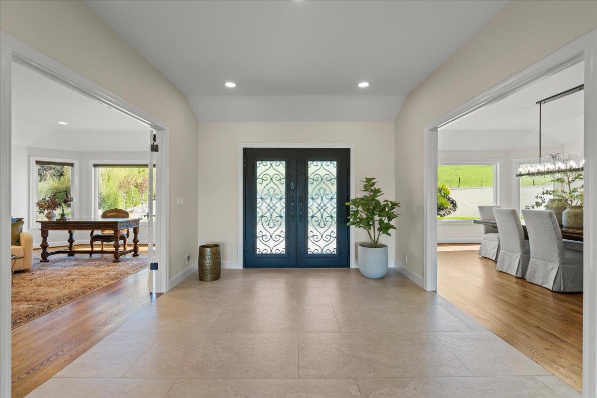 Detail Gallery Image 5 of 81 For 9539 via Del Cielo, Gilroy,  CA 95020 - 5 Beds | 4/1 Baths