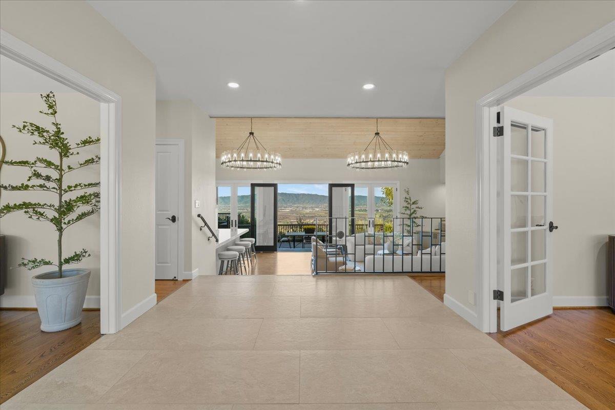 Detail Gallery Image 6 of 81 For 9539 via Del Cielo, Gilroy,  CA 95020 - 5 Beds | 4/1 Baths