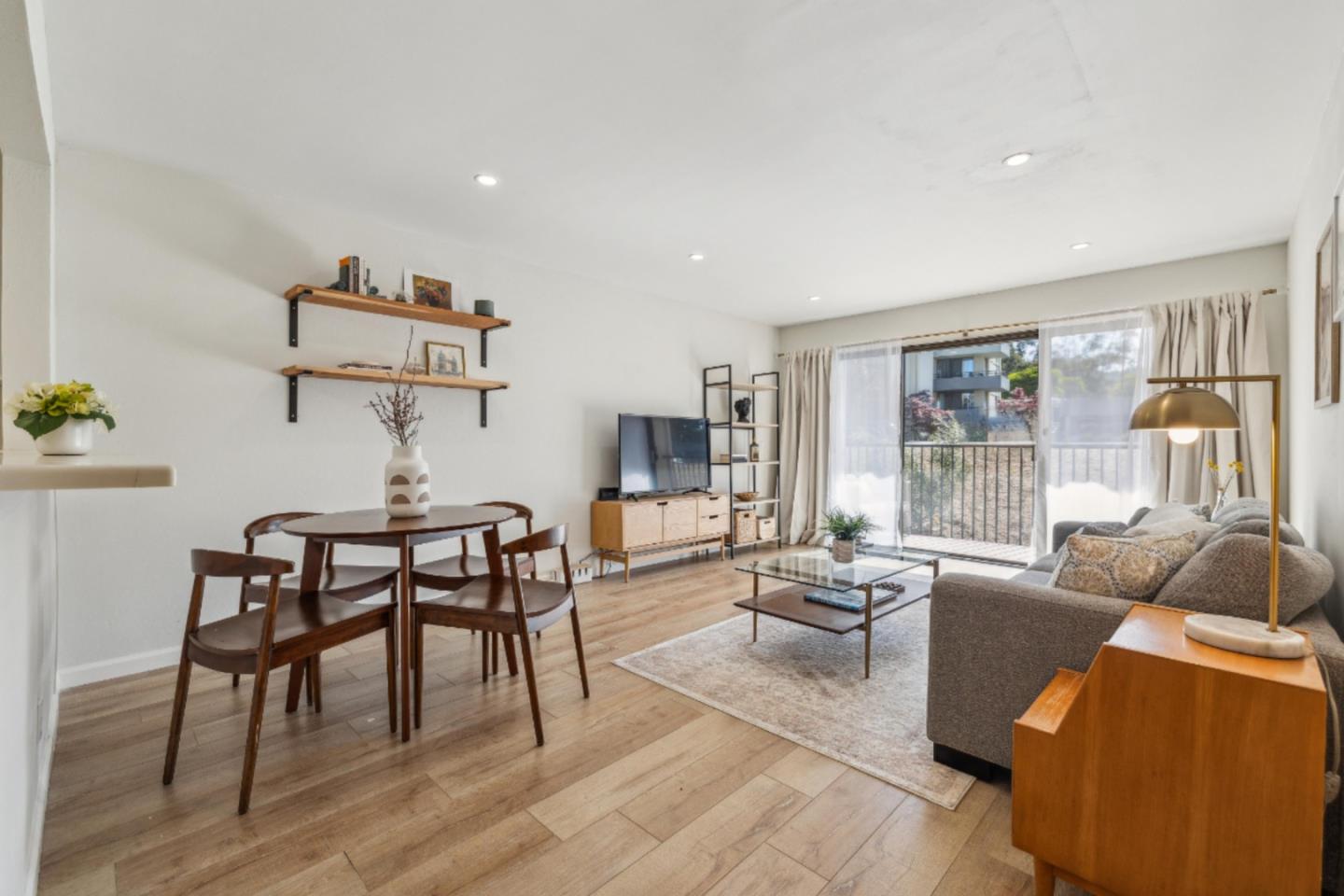 Front Image Thumbnail for ML82032184