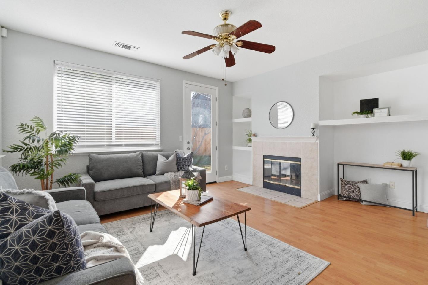 Detail Gallery Image 3 of 36 For 960 Kirkwood Way, Lathrop,  CA 95330 - 3 Beds | 2 Baths