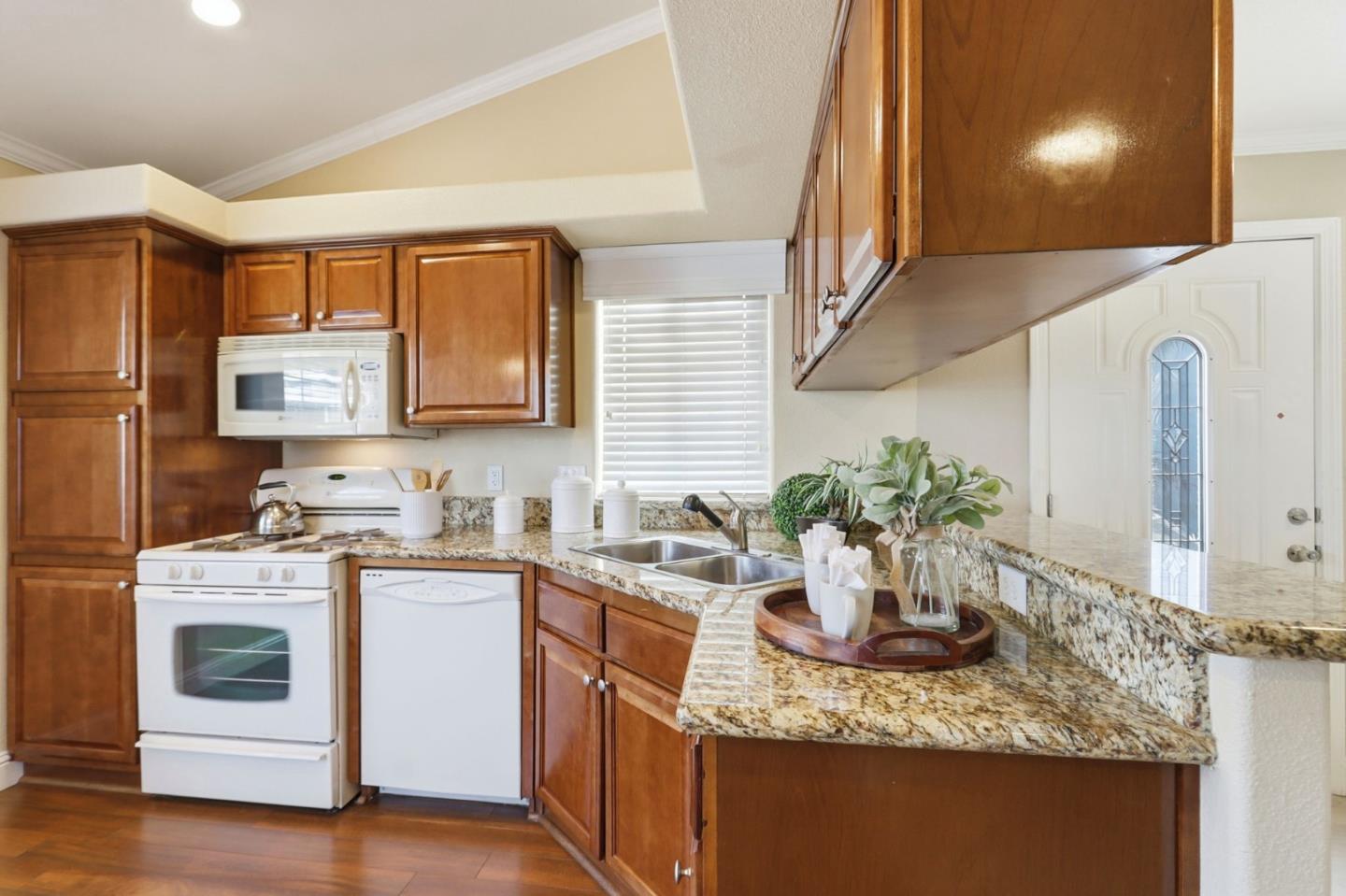 Detail Gallery Image 7 of 35 For 14685 Oka Rd #11,  Los Gatos,  CA 95032 - 3 Beds | 2 Baths