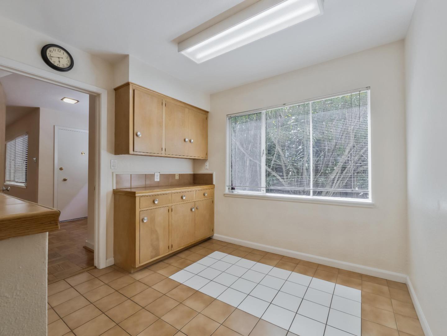 Detail Gallery Image 7 of 11 For 21 El Cerrito Ave, San Mateo,  CA 94402 - 2 Beds | 2/1 Baths