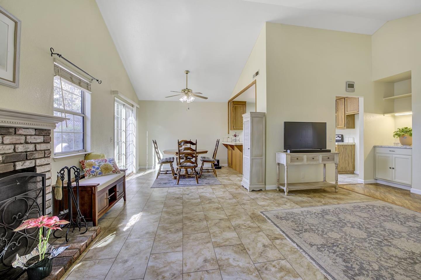 Detail Gallery Image 10 of 48 For 1491 Amber Ct, Gilroy,  CA 95020 - 3 Beds | 2 Baths