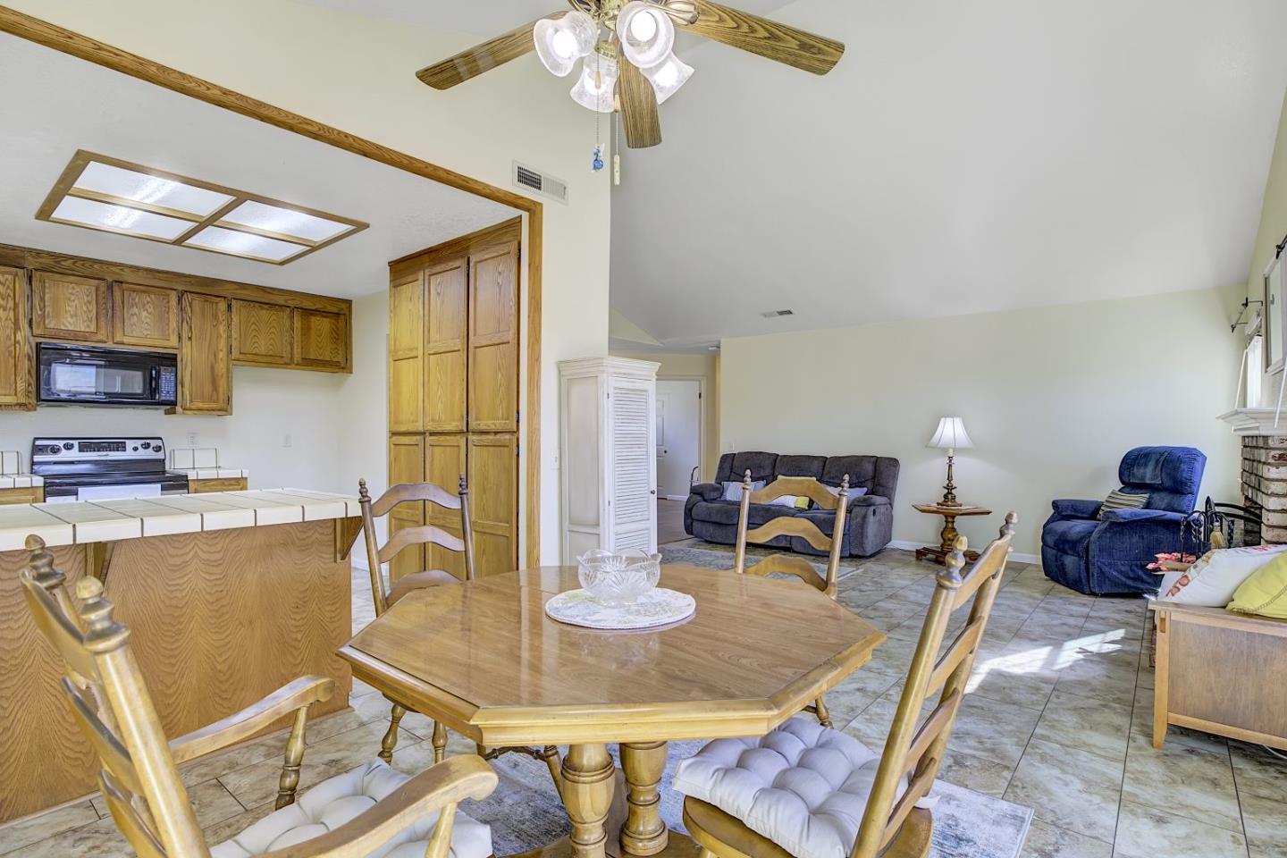 Detail Gallery Image 12 of 48 For 1491 Amber Ct, Gilroy,  CA 95020 - 3 Beds | 2 Baths