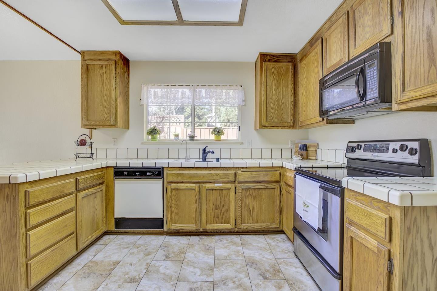 Detail Gallery Image 14 of 48 For 1491 Amber Ct, Gilroy,  CA 95020 - 3 Beds | 2 Baths