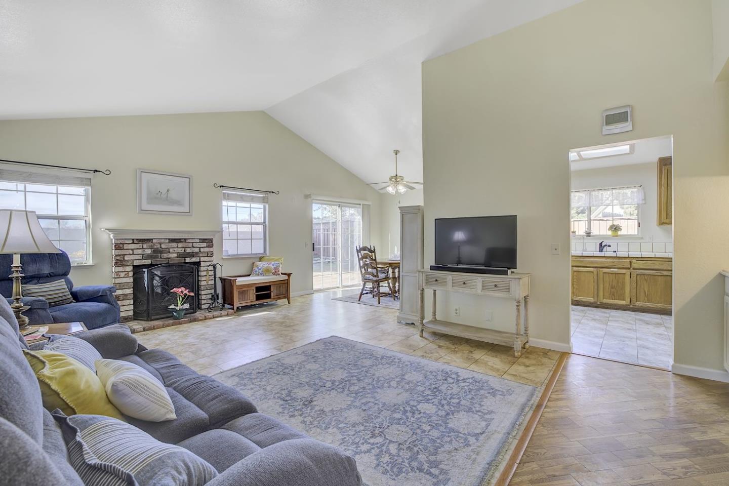 Detail Gallery Image 4 of 48 For 1491 Amber Ct, Gilroy,  CA 95020 - 3 Beds | 2 Baths