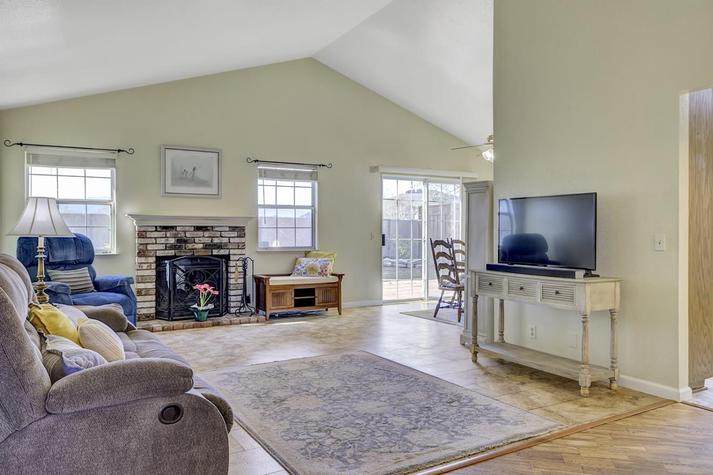 Detail Gallery Image 6 of 48 For 1491 Amber Ct, Gilroy,  CA 95020 - 3 Beds | 2 Baths