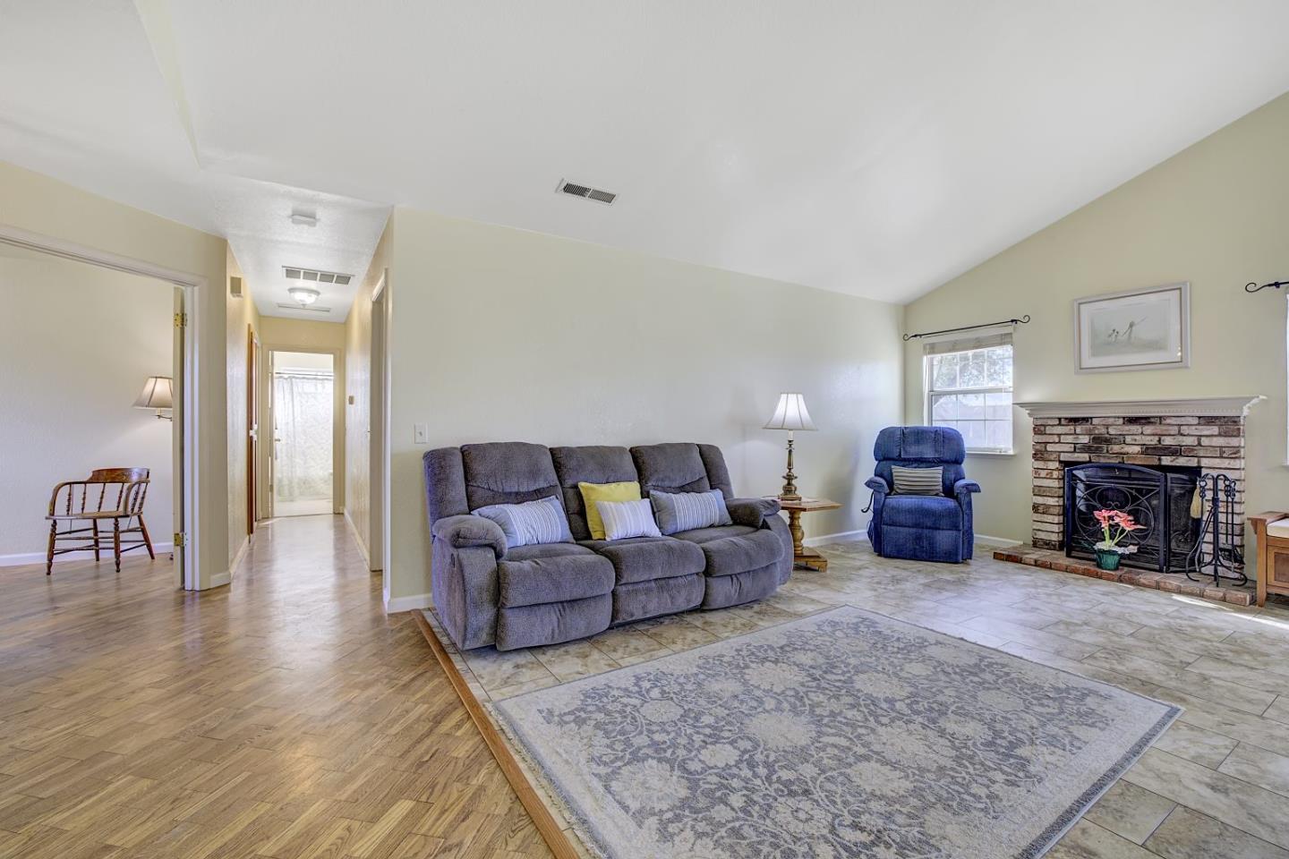 Detail Gallery Image 9 of 48 For 1491 Amber Ct, Gilroy,  CA 95020 - 3 Beds | 2 Baths