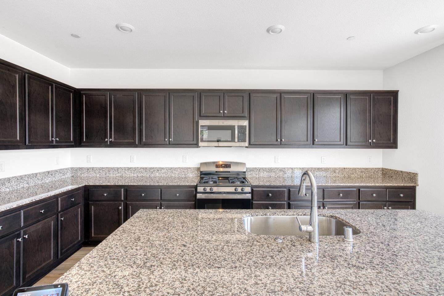 Detail Gallery Image 4 of 35 For 15954 Testarossa St, Lathrop,  CA 95330 - 4 Beds | 3 Baths