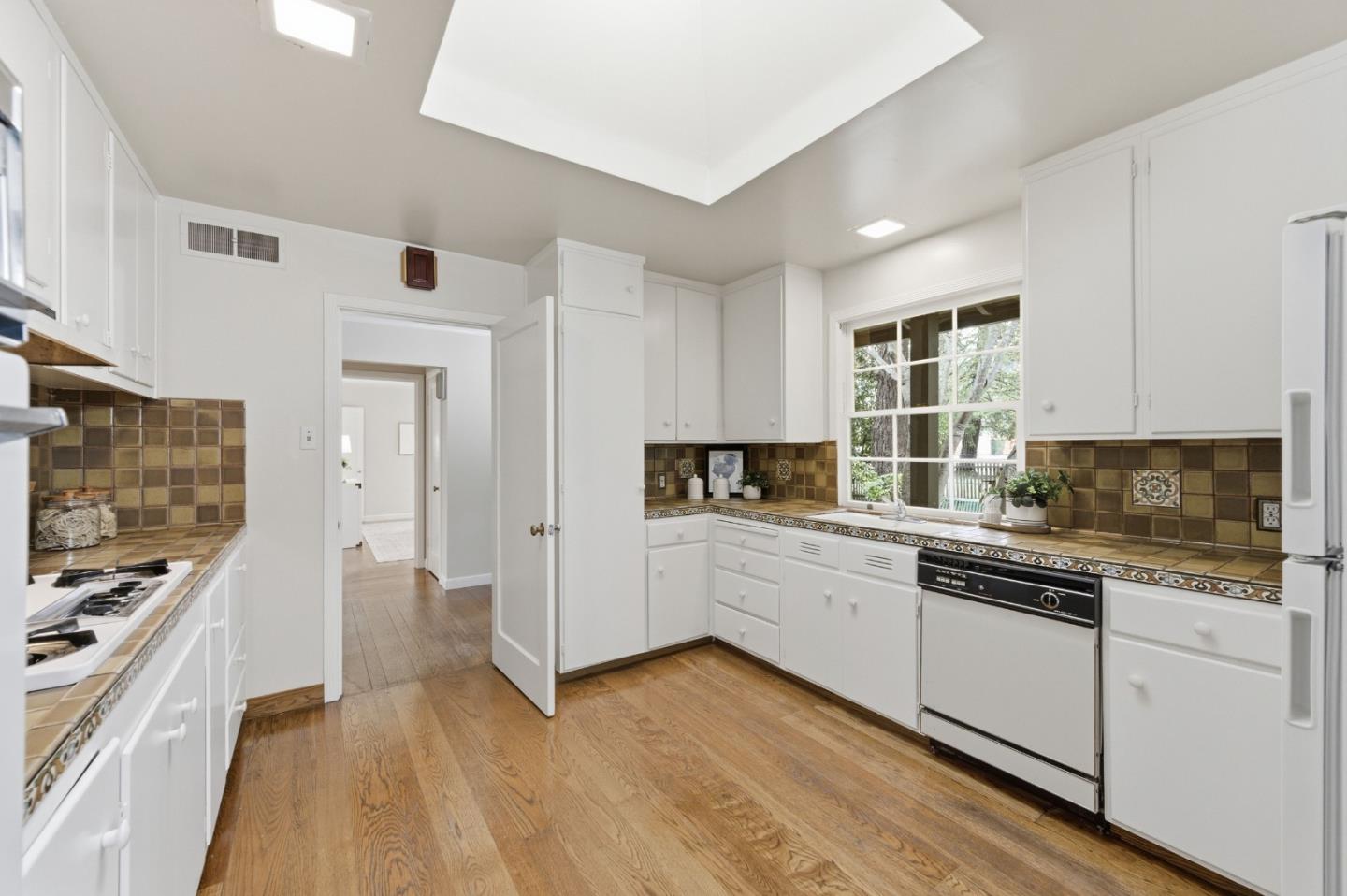 Detail Gallery Image 10 of 44 For 1698 Cordilleras Rd, Redwood City,  CA 94062 - 2 Beds | 2/1 Baths