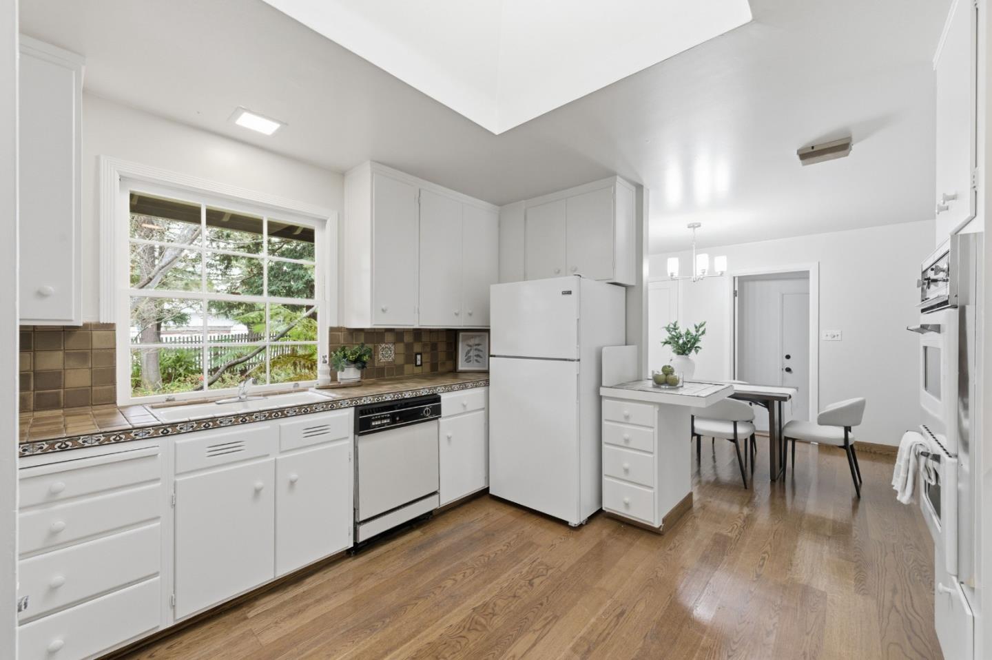 Detail Gallery Image 11 of 44 For 1698 Cordilleras Rd, Redwood City,  CA 94062 - 2 Beds | 2/1 Baths