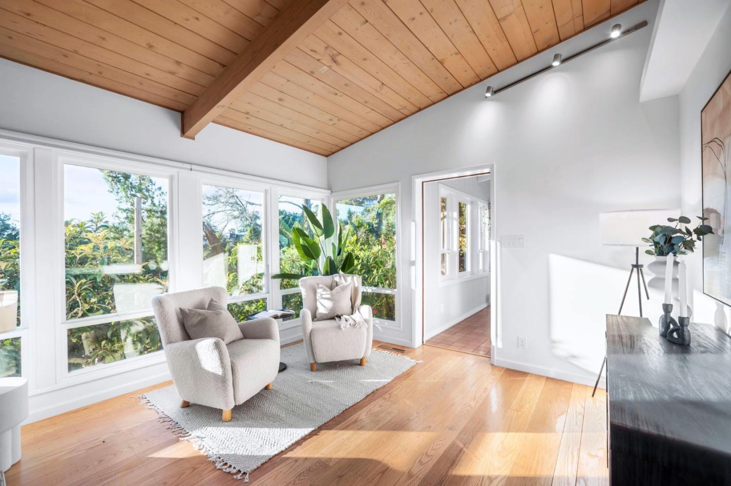 Detail Gallery Image 10 of 44 For 5914 Zinn Dr, Oakland,  CA 94611 - 4 Beds | 2 Baths