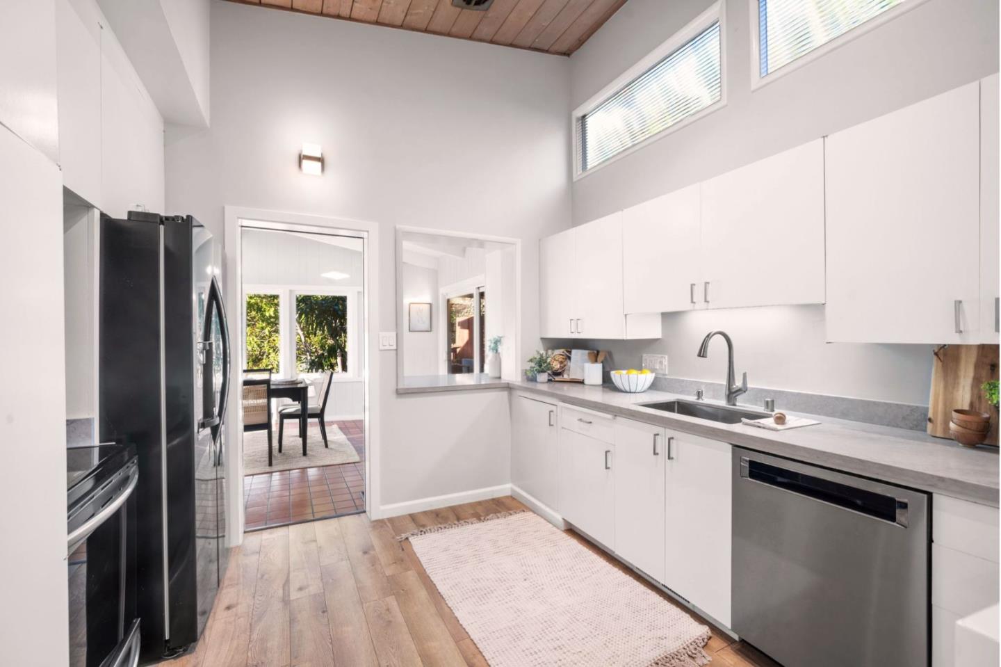 Detail Gallery Image 14 of 44 For 5914 Zinn Dr, Oakland,  CA 94611 - 4 Beds | 2 Baths