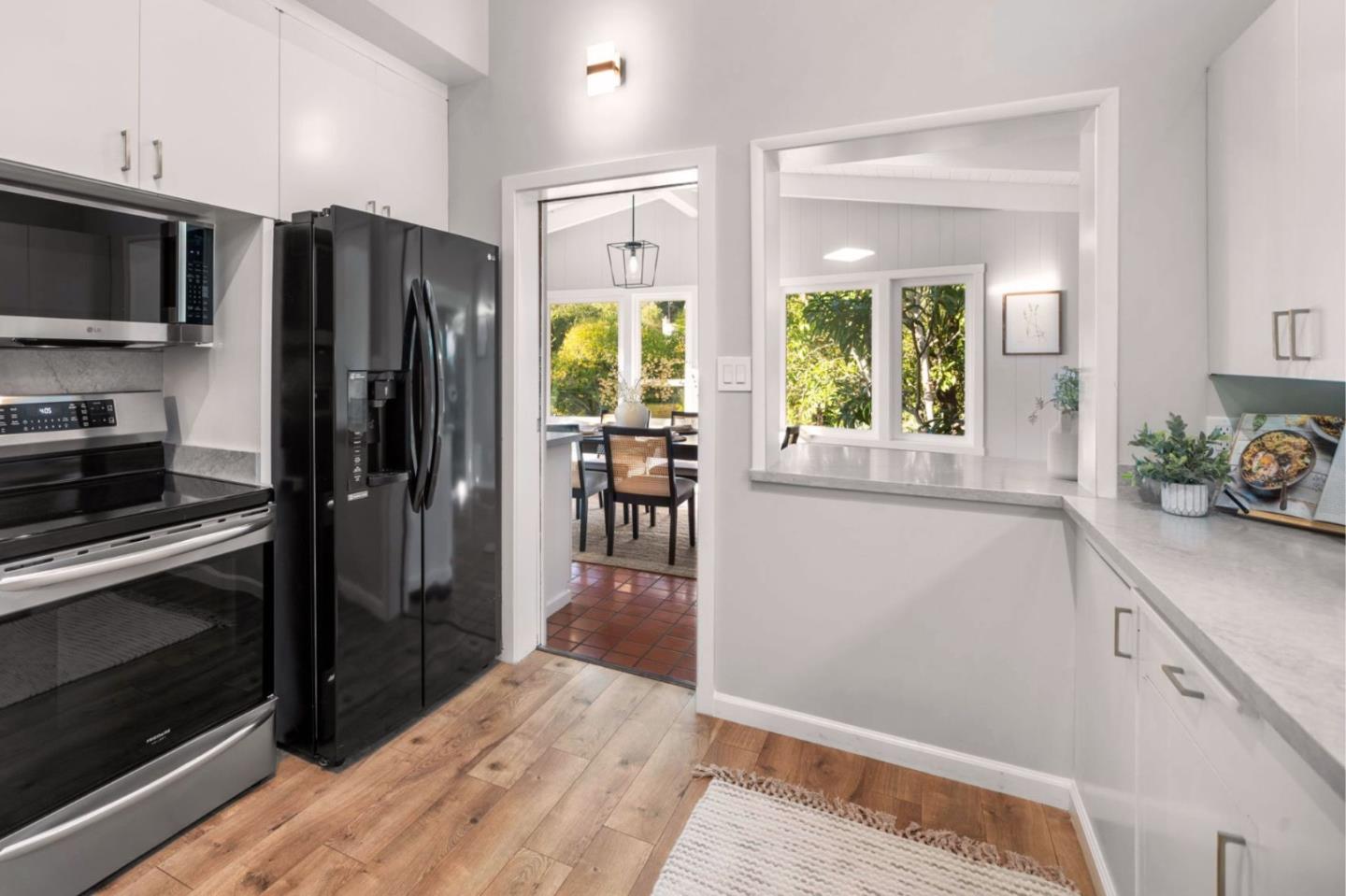 Detail Gallery Image 15 of 44 For 5914 Zinn Dr, Oakland,  CA 94611 - 4 Beds | 2 Baths