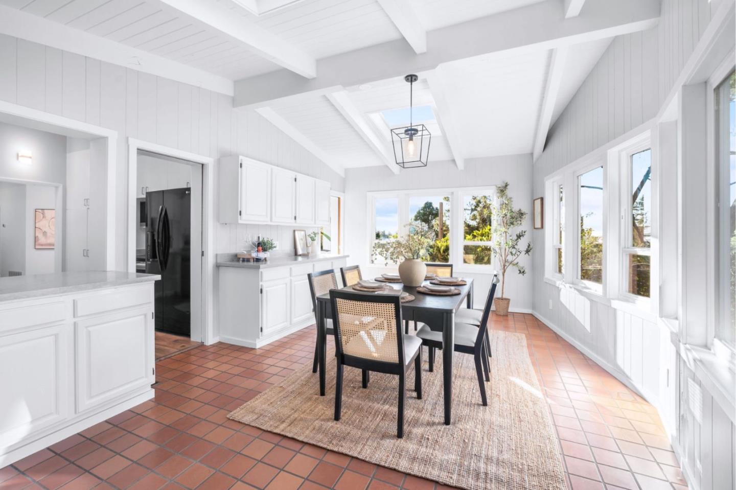 Detail Gallery Image 16 of 44 For 5914 Zinn Dr, Oakland,  CA 94611 - 4 Beds | 2 Baths