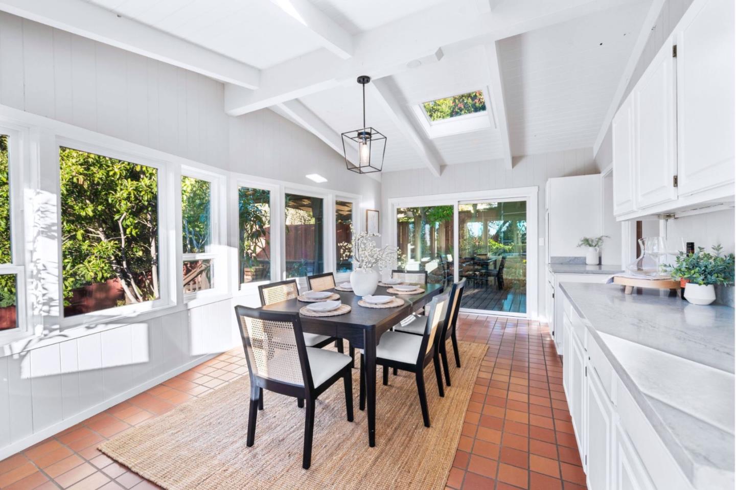 Detail Gallery Image 17 of 44 For 5914 Zinn Dr, Oakland,  CA 94611 - 4 Beds | 2 Baths