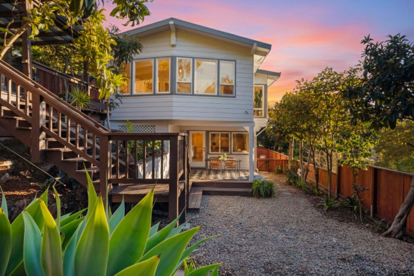 Detail Gallery Image 2 of 44 For 5914 Zinn Dr, Oakland,  CA 94611 - 4 Beds | 2 Baths