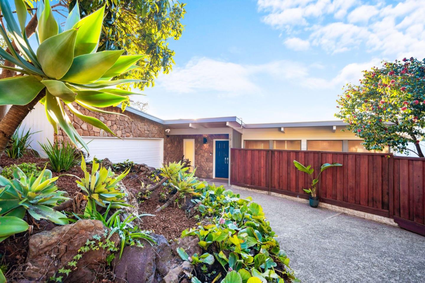 Detail Gallery Image 4 of 44 For 5914 Zinn Dr, Oakland,  CA 94611 - 4 Beds | 2 Baths