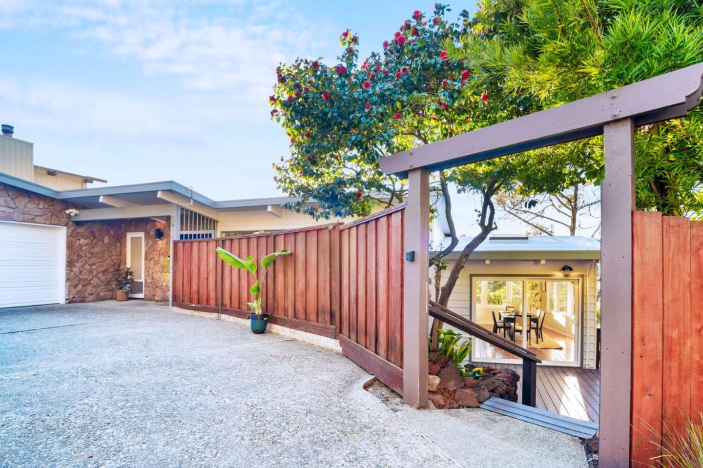 Detail Gallery Image 5 of 44 For 5914 Zinn Dr, Oakland,  CA 94611 - 4 Beds | 2 Baths