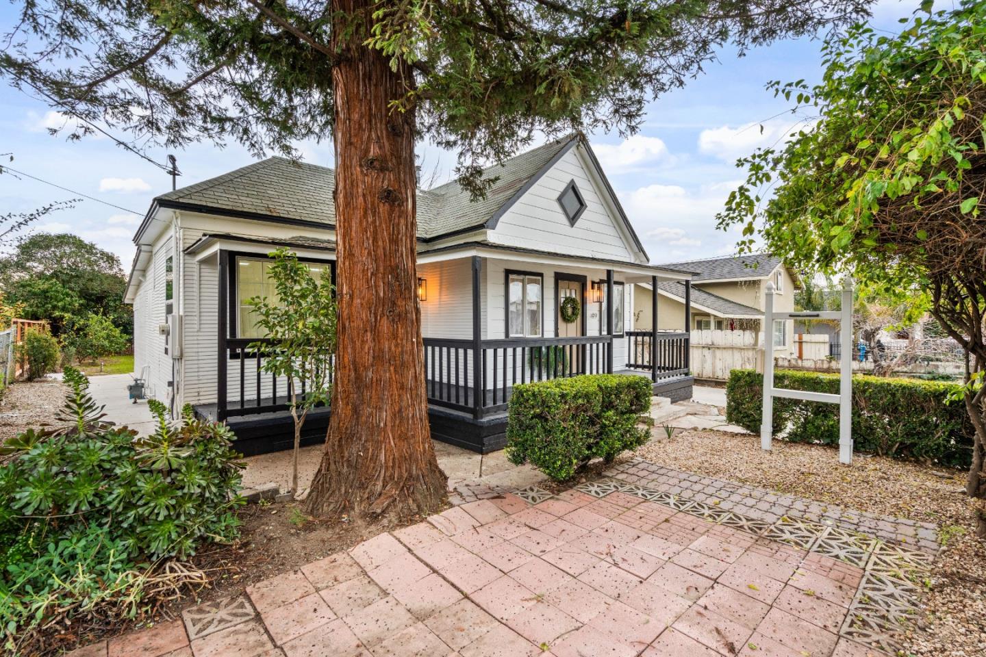 Detail Gallery Image 2 of 32 For 49 Hawkins St, Hollister,  CA 95023 - 2 Beds | 1 Baths