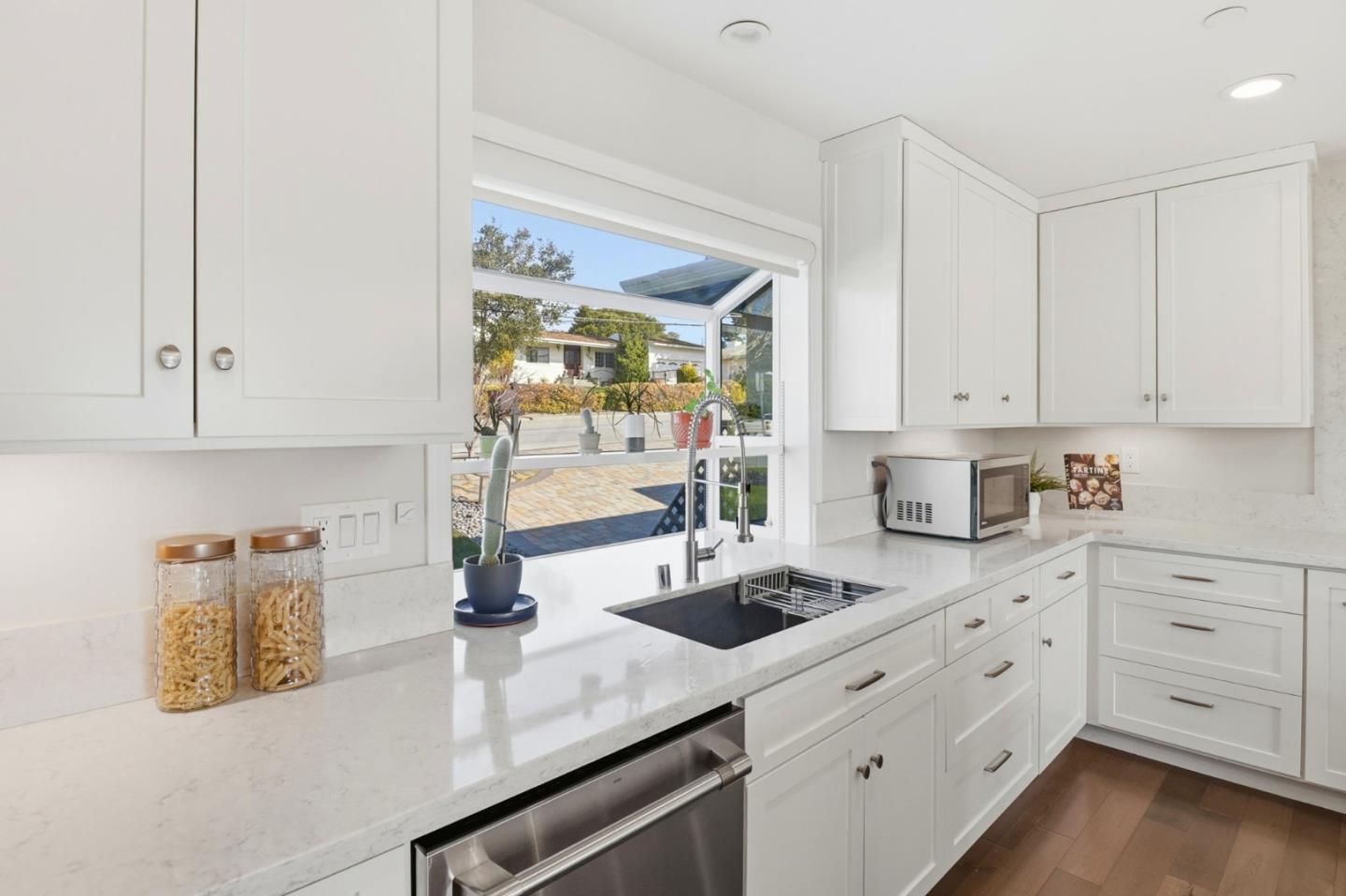 Detail Gallery Image 13 of 67 For 1660 Parrott Dr, San Mateo,  CA 94402 - 3 Beds | 3 Baths